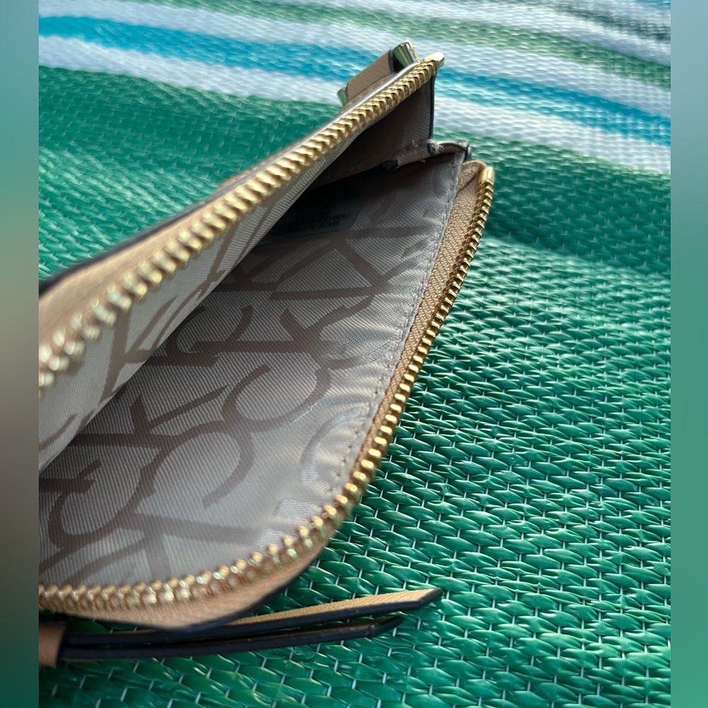 ✨🎉 Calvin Klein Beige Card and Coin Holder with Keychain - Picture 9 of 16